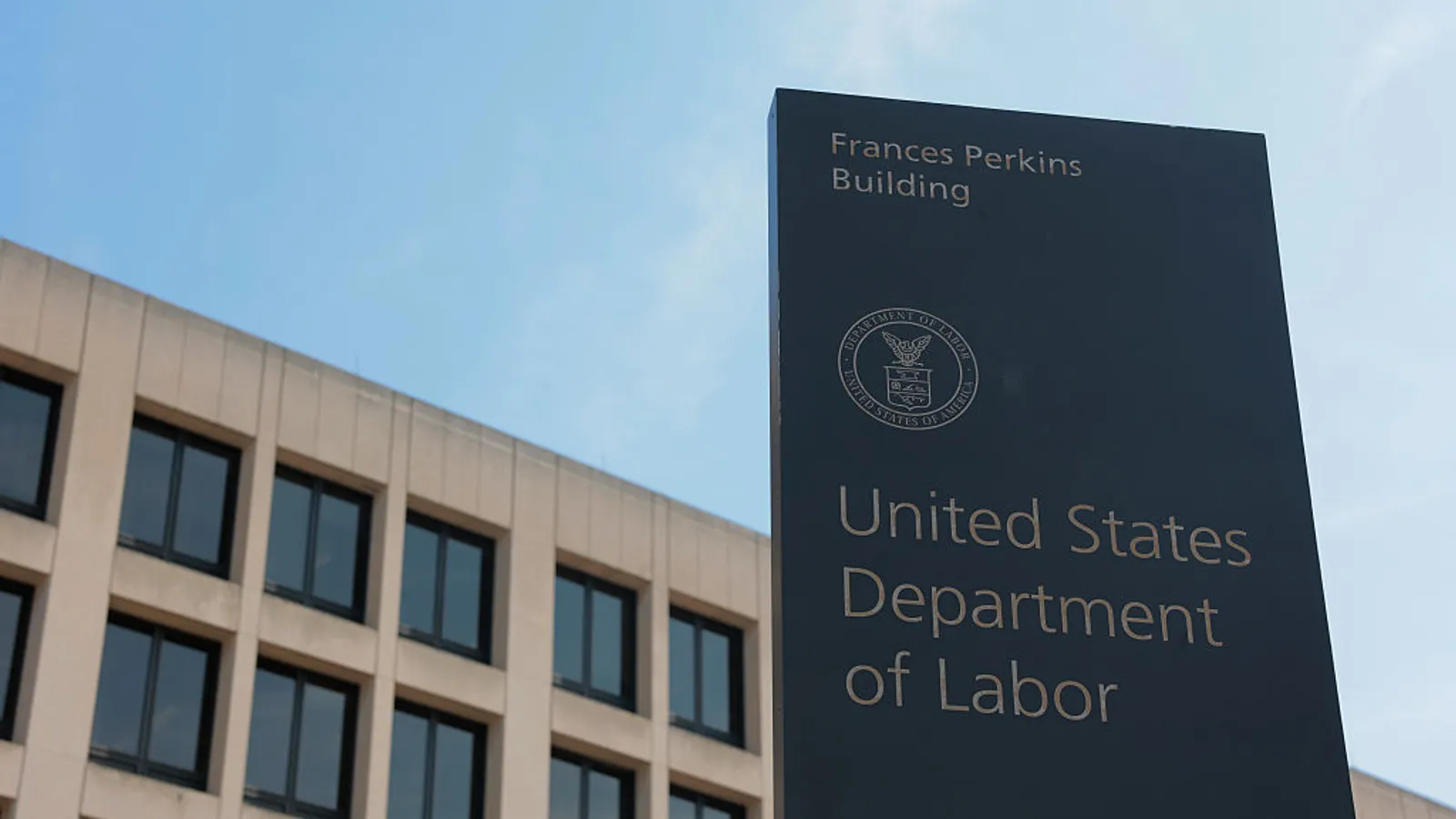 dol-rescinds-biden-era-overtime-rule,-formalizing-return-to-2019-salary-threshold